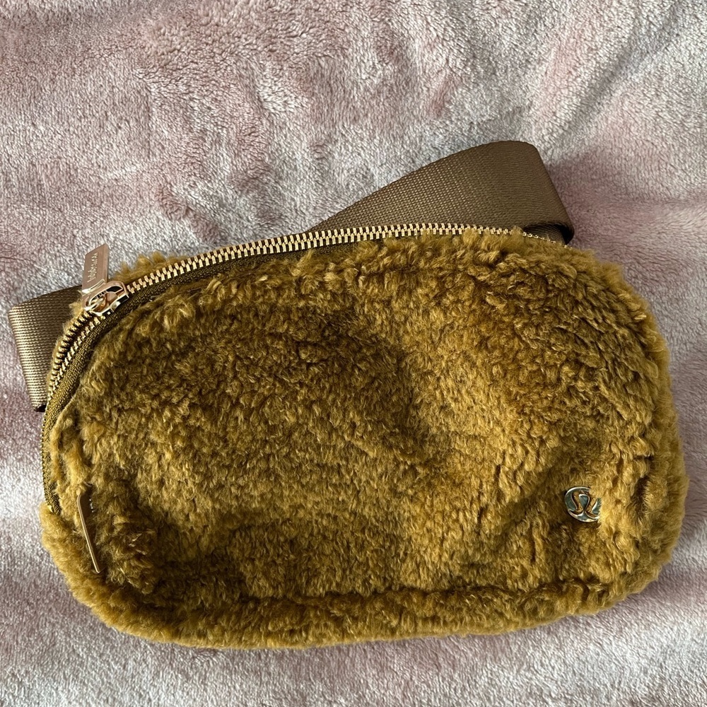 Lululemon Everywhere Belt Bag Sherpa Burnt Caramel